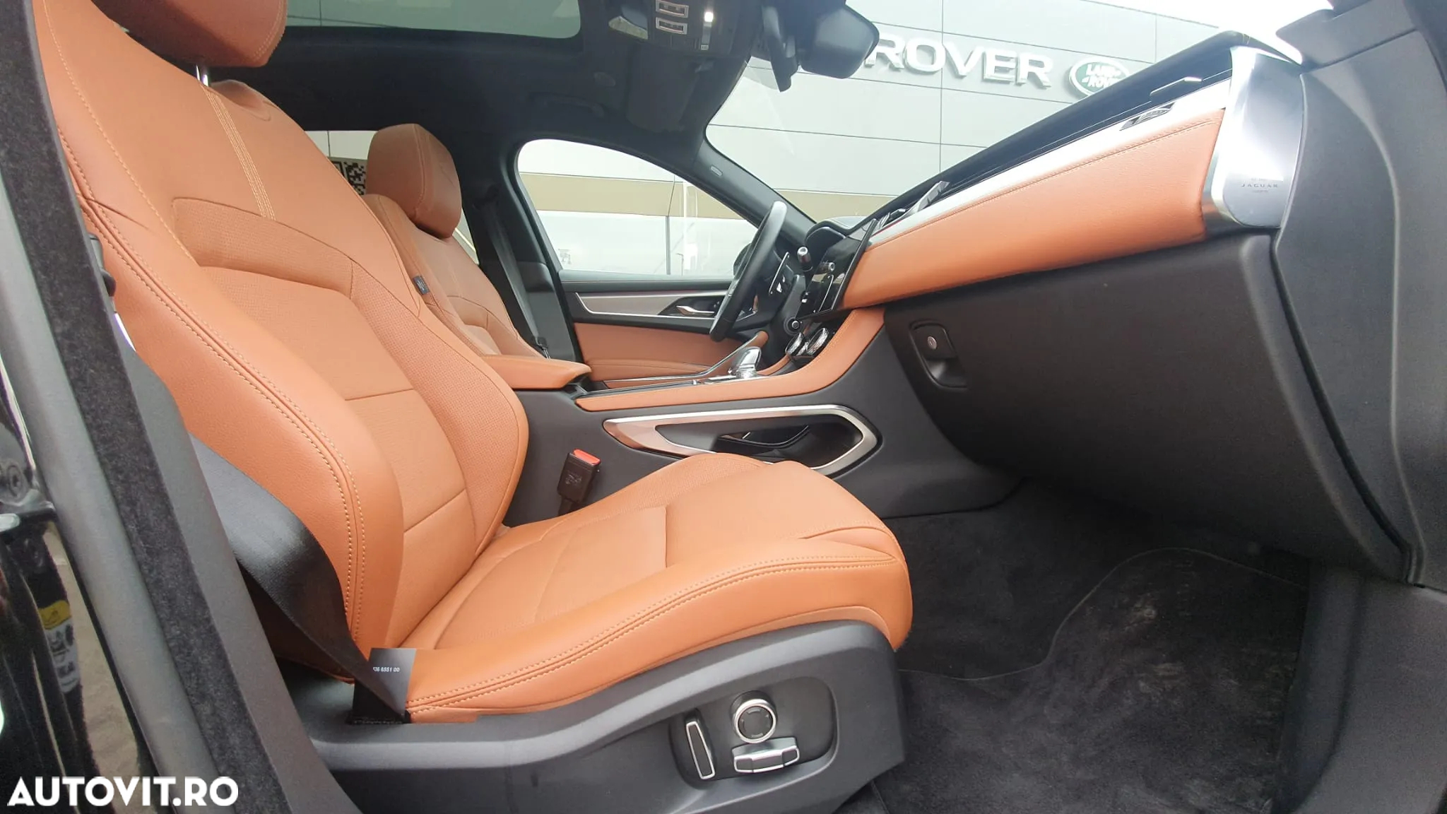 Jaguar F-Pace P250 AWD R-Dynamic SE - 5