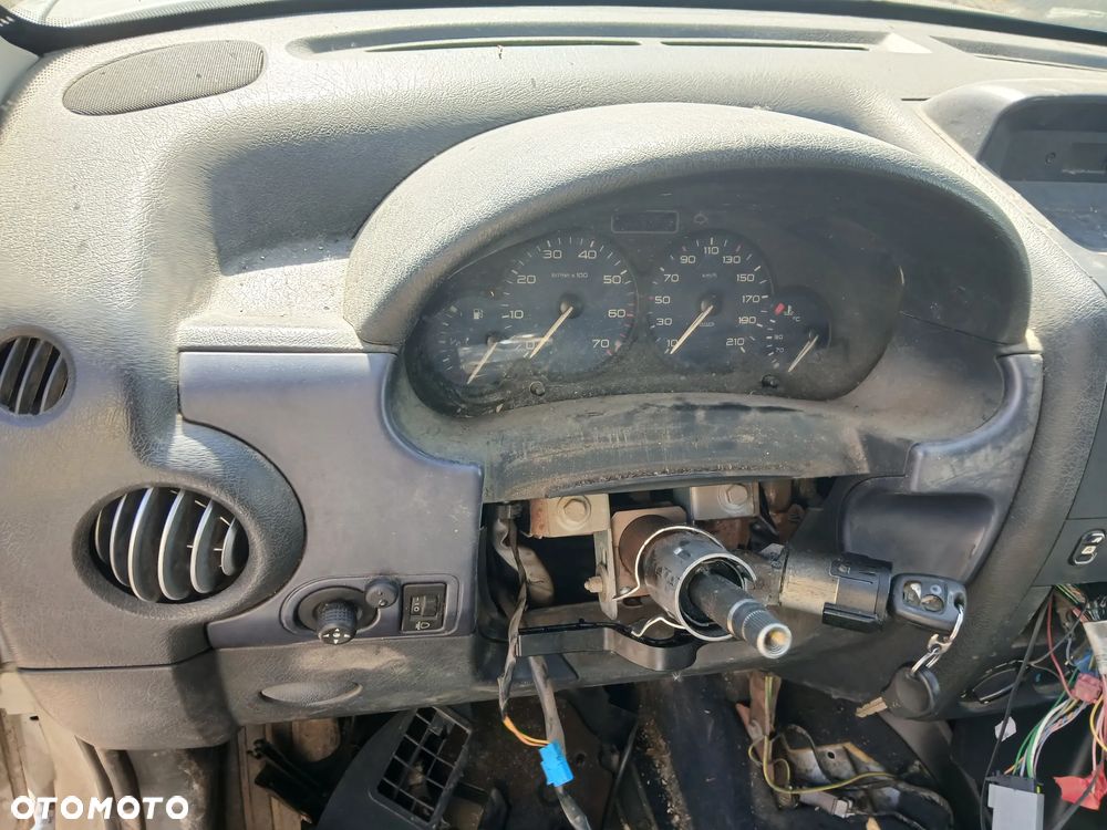 citroen berlingo I lift EWP fotel fotele kanapa deska kokpit podsufitka boczek boczki klamka - 4