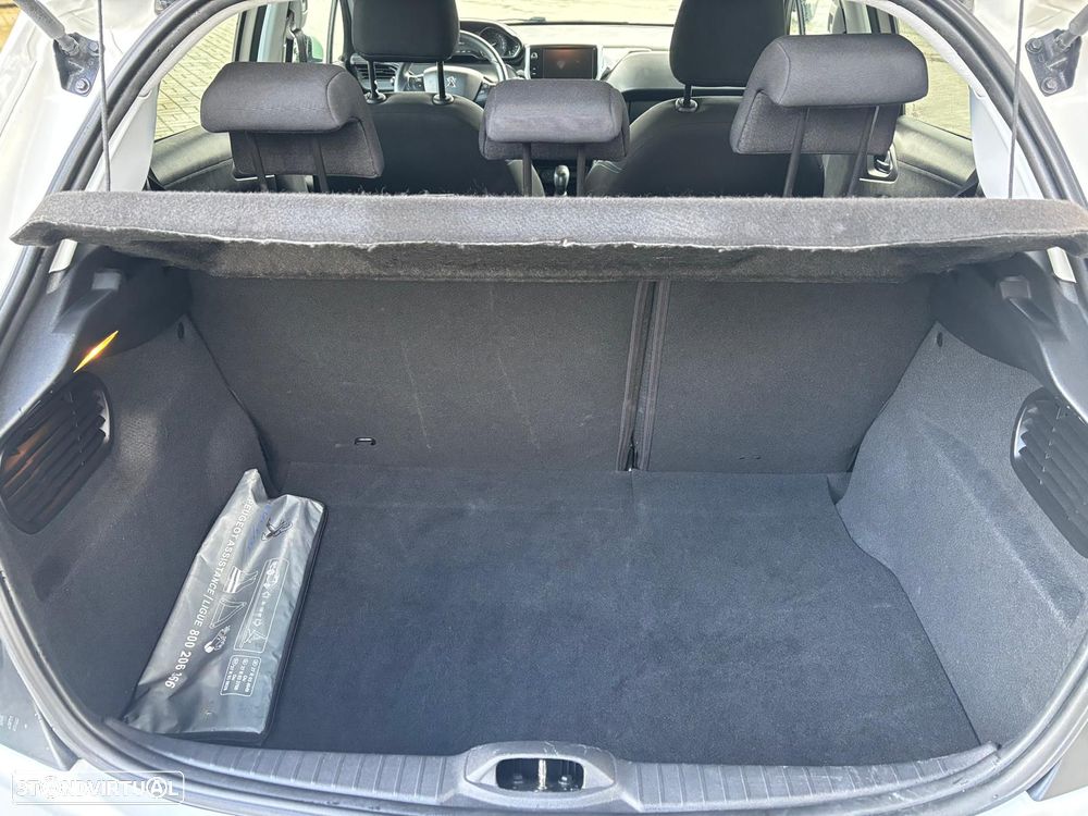 Peugeot 208 1.2 PureTech Signature - 17