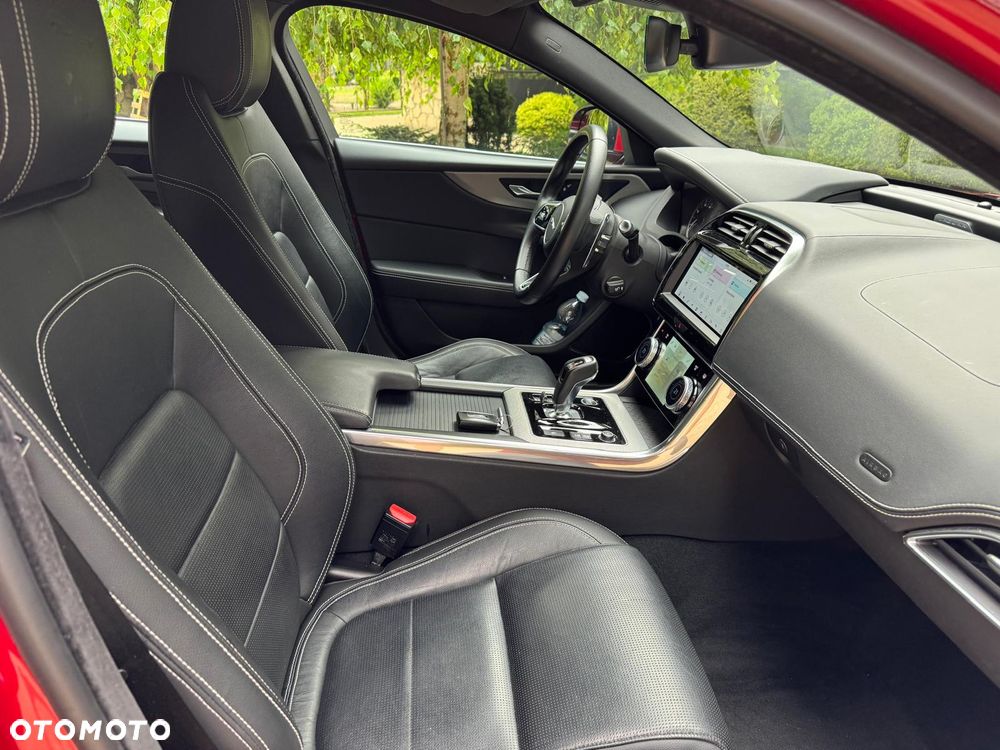 Jaguar XE 2.0 D180 R-Dynamic S - 14