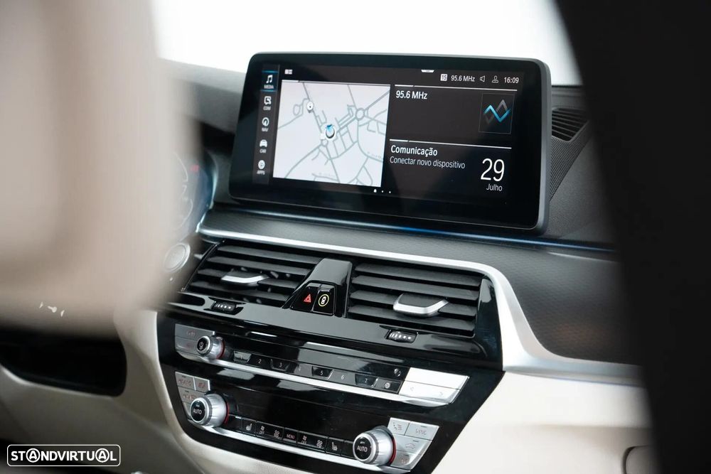 BMW 545 e xDrive Line Luxury - 30