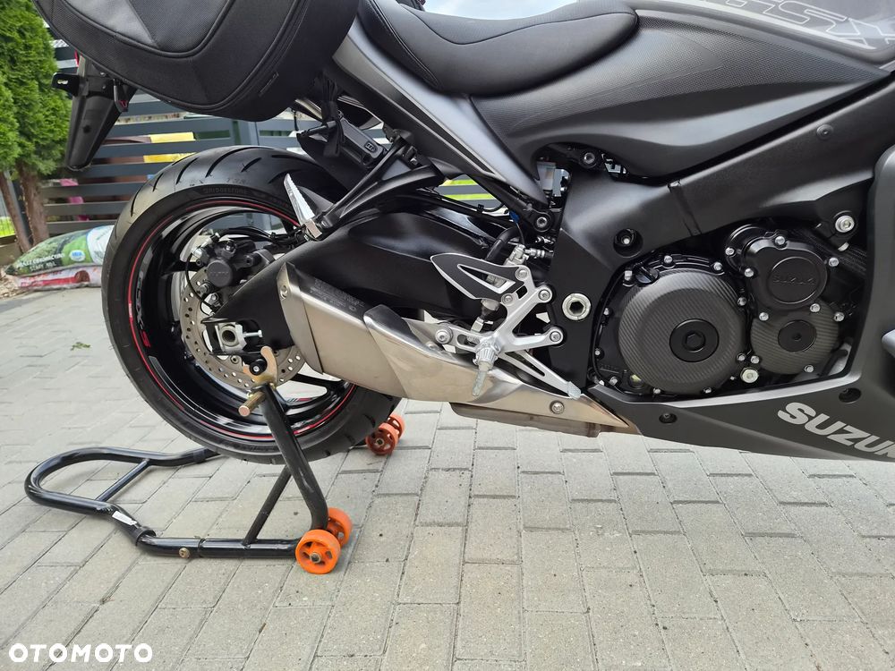 Suzuki GSX - 18