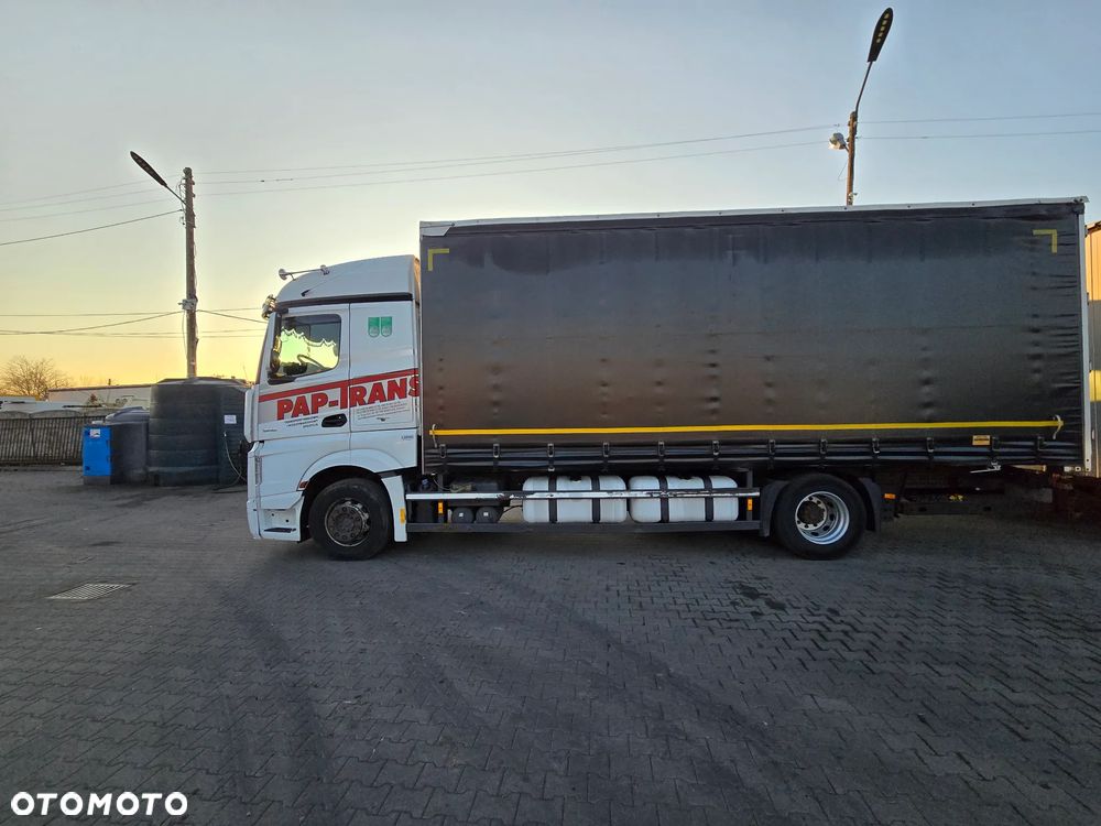 Mercedes-Benz 1842 - 5