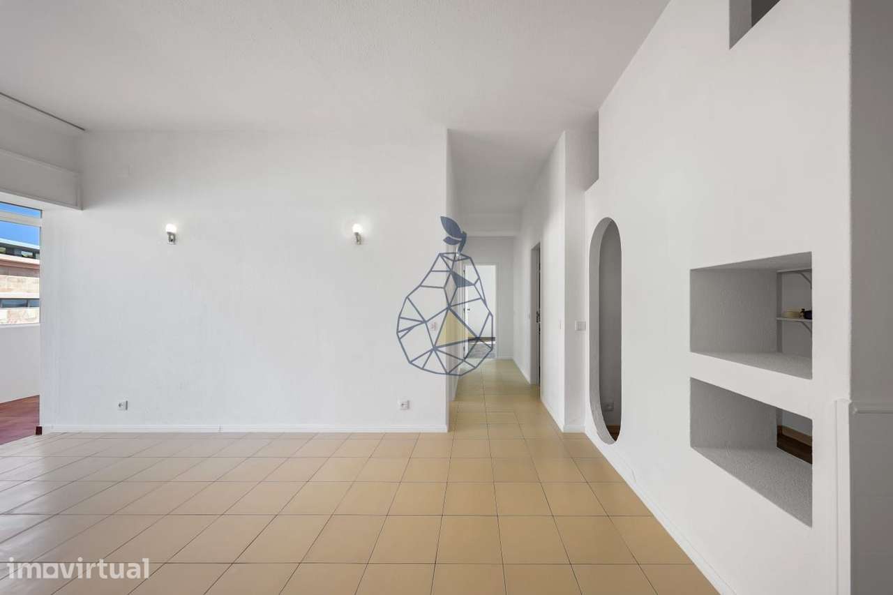 Fantástico apartamento T2+1 renovado, espaçoso e luminoso junto á Ribe - Grande imagem: 2/46
