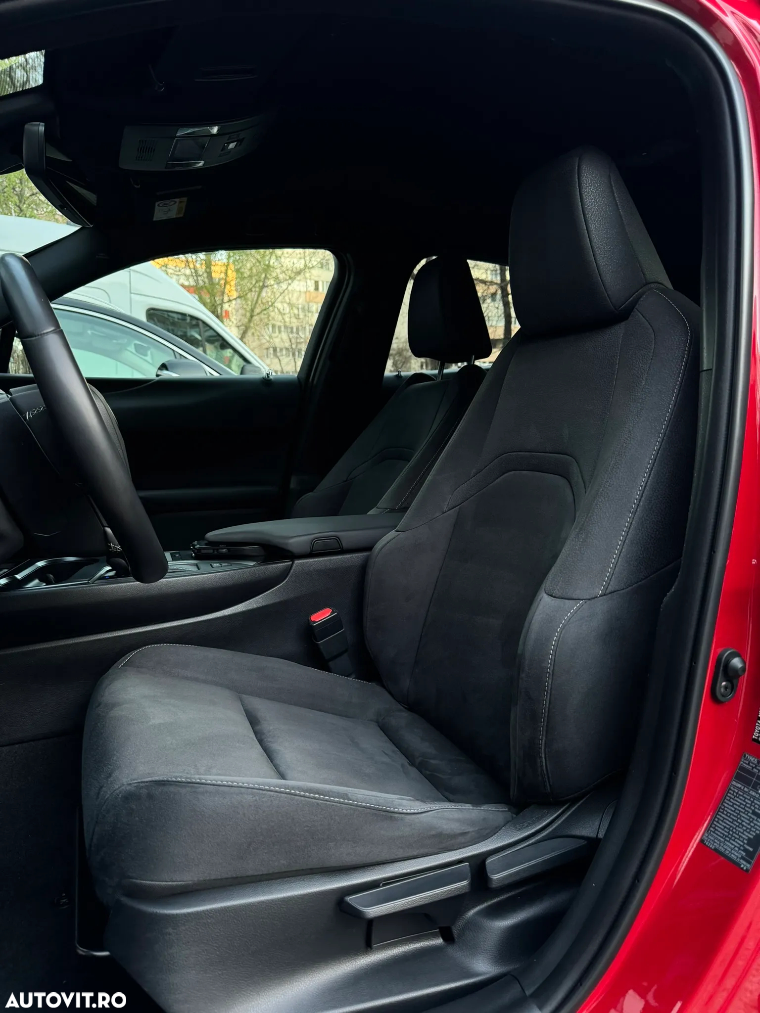 Lexus UX 250h 2.0L HEV 20H- (178 HP) 4X2 CVT Executive - 12