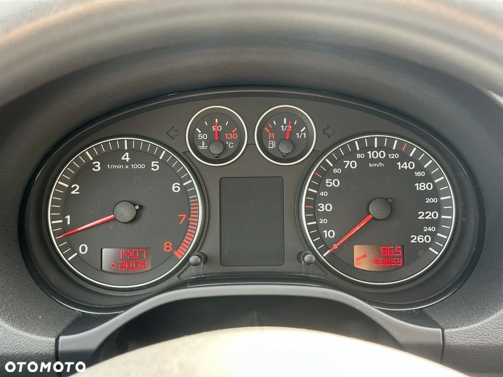 Audi A3 3-drzwiowe 1.6 Attraction - 12