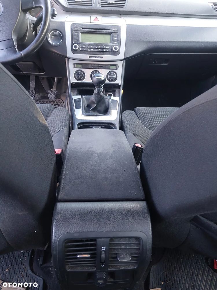 Volkswagen Passat B6 KOMBI silnik kompletny 2.0 TDI 140KM BKP Bmn Bmr Bkd Blb Bre Brf Brd Bsy Byl Bma Bwc skrzynia biegów JLU 6 biegów sprzęgło dwumasa lewarek drzwi prawe lewe przód tył klapa lusterko NIEBIESKI LC5E listwy chrom turbina turbosprężarka pompa maglownica zwrotnica zacisk kokpit panel dekory boczek drzwi tapicerka podsufitka podszybie fotel zestaw startowy sterownik szyba zamek lampa blenda wykładzina alufelgi roleta podłokietnik mechanizm tempomat kolektor osłona dolot tłumik wydech NA CZĘŚCI WSZYSTKIE CZĘŚCI - 23