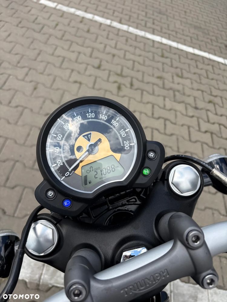 Triumph Bonneville Bobber - 6