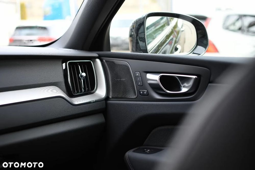 Volvo XC 60 B5 B AWD Plus Black Edition - 26