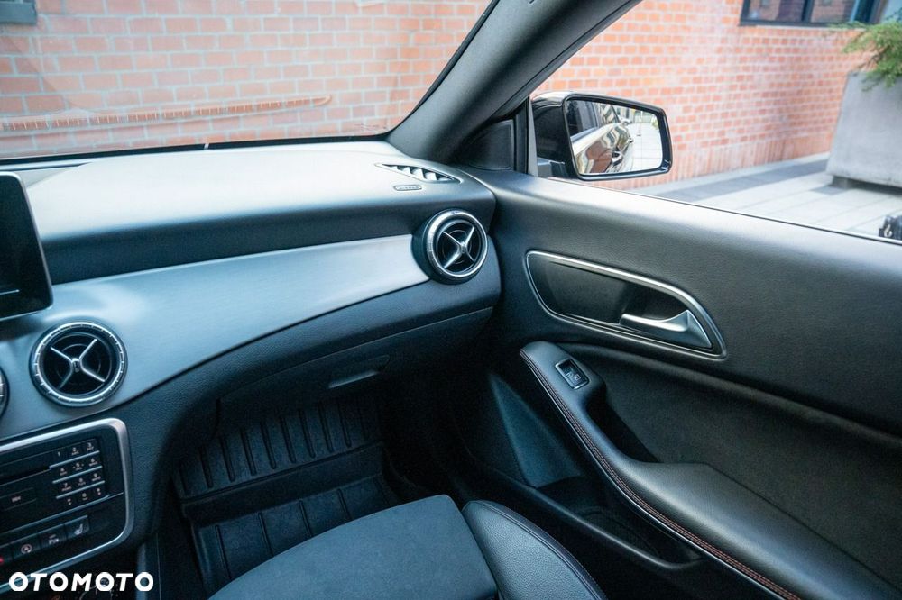 Mercedes-Benz CLA 200 7G-DCT AMG Line - 31