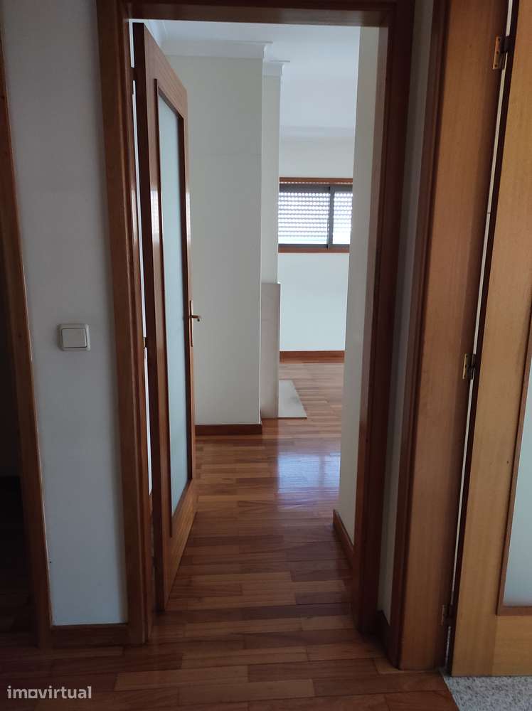 Costa T2 com varanda, garagem e ar condicionado em Guimarães - Grande imagem: 5/13
