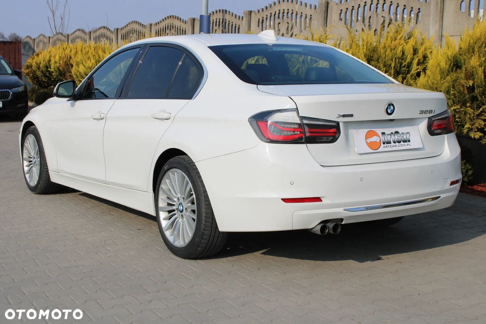 BMW Seria 3 328i xDrive Sport Line - 15