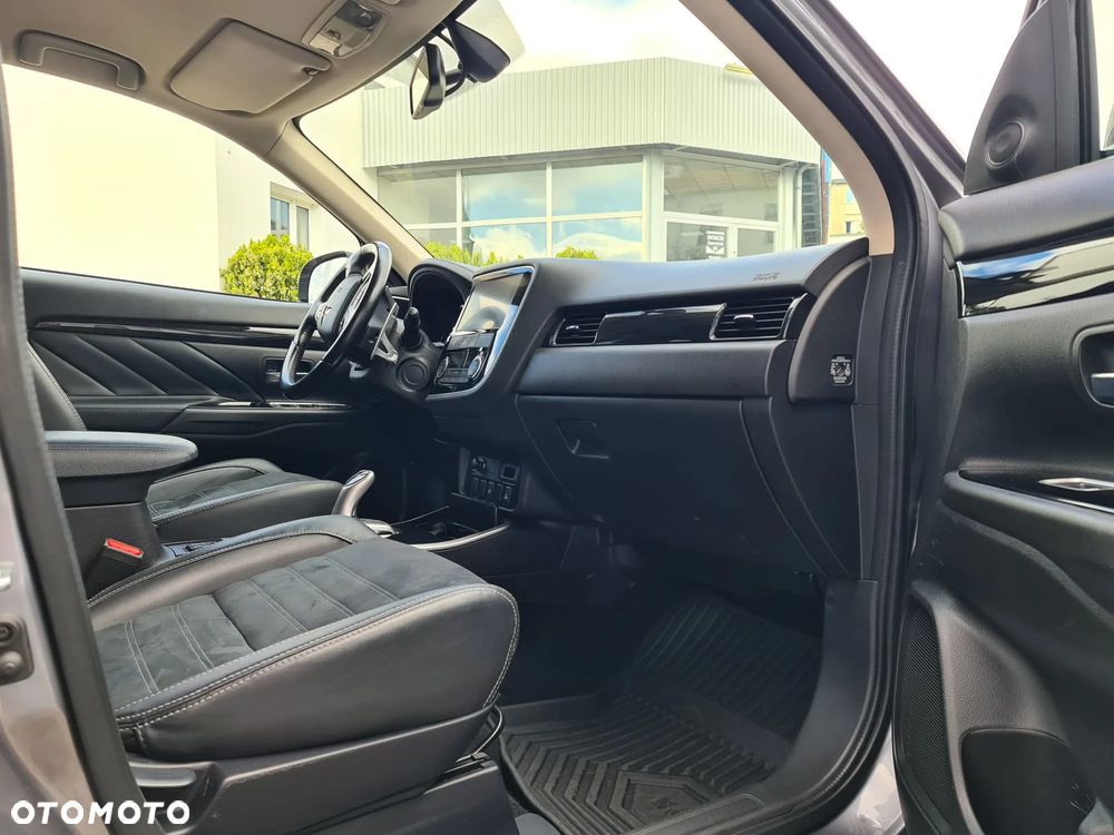 Mitsubishi Outlander 2.0 4WD Plug-In Hybrid Plus - 30