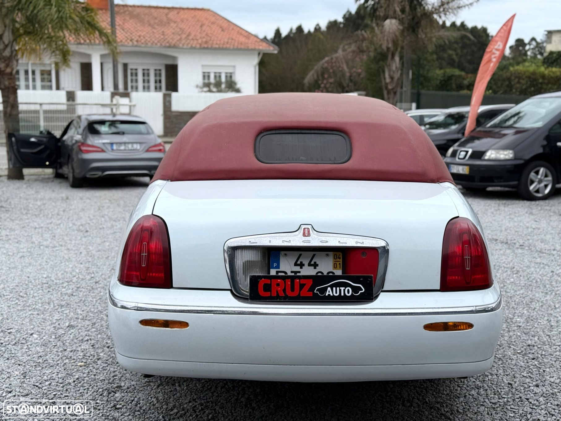 Lincoln Town Car - 14