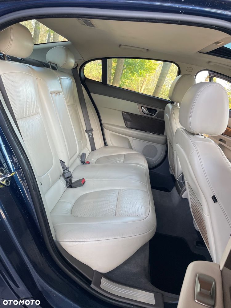 Jaguar XF 2.7 V6 D Premium Luxury - 14
