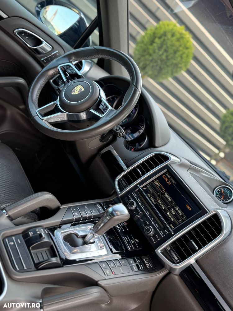 Porsche Cayenne 3.0 L - 7