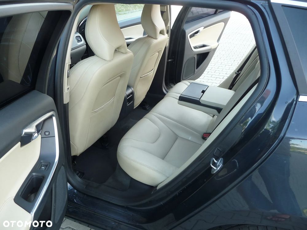 Volvo V60 D6 AWD Plug-in Hybrid Momentum - 8
