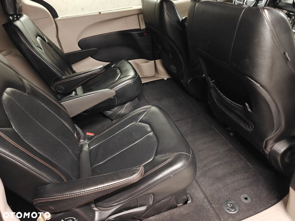 Chrysler Pacifica - 12