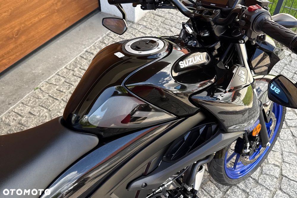 Suzuki GSX - 8
