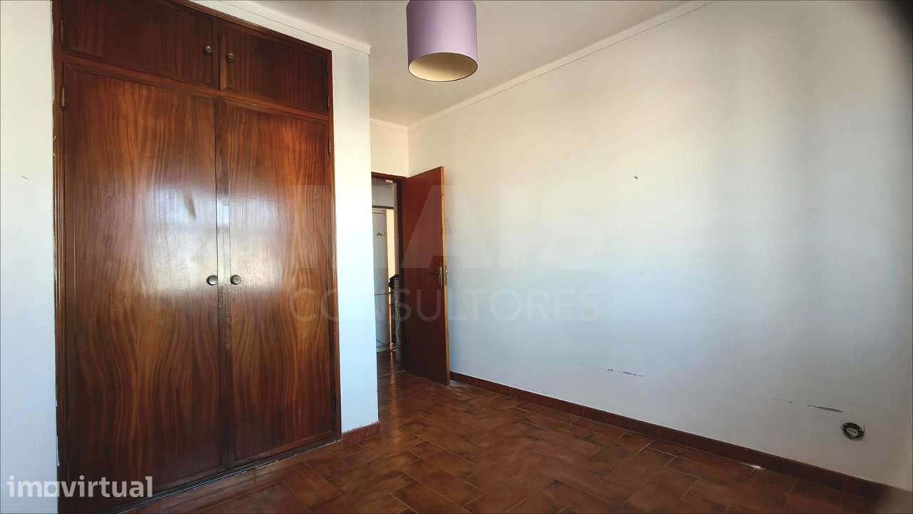 Apartamento T2 com Marquise e Despensa | 1º Andar | Perto das Praias - Grande imagem: 2/8