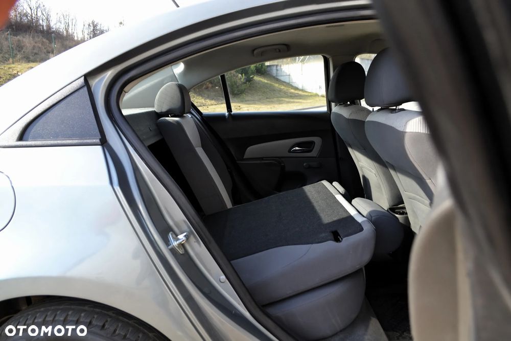 Chevrolet Cruze 1.6 Base - 13