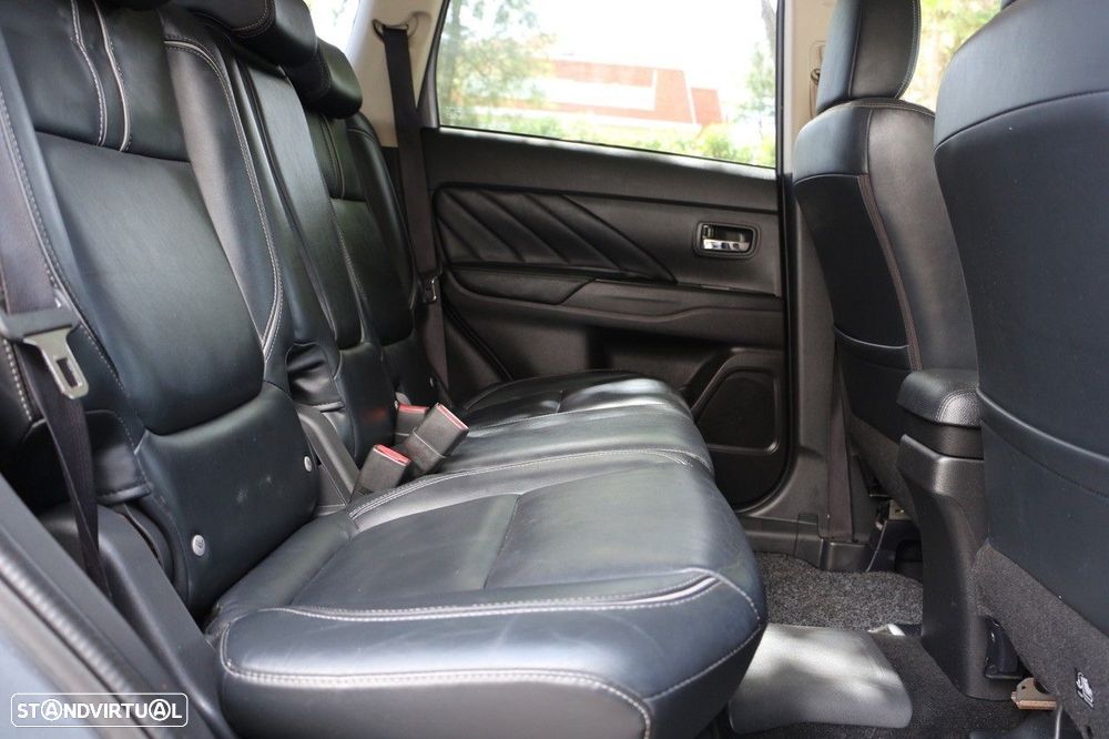 Mitsubishi Outlander 2.0 MIVEC Instyle Navi+ - 24