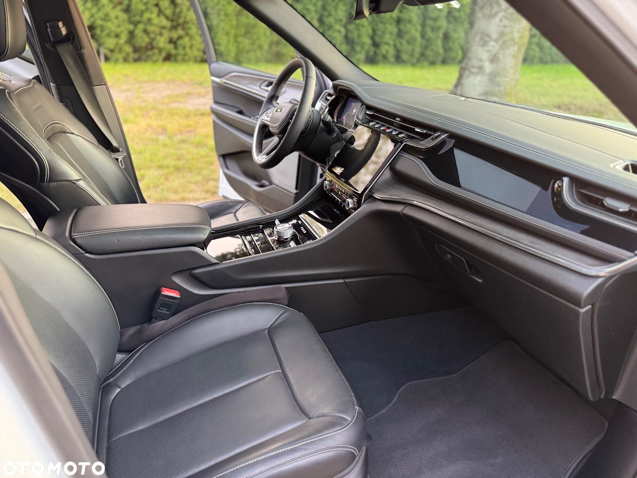 Jeep Grand Cherokee - 38