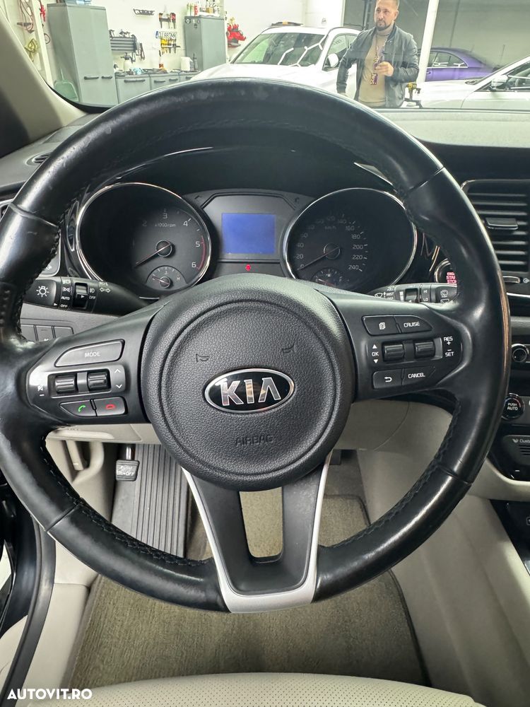 Kia Carnival - 8