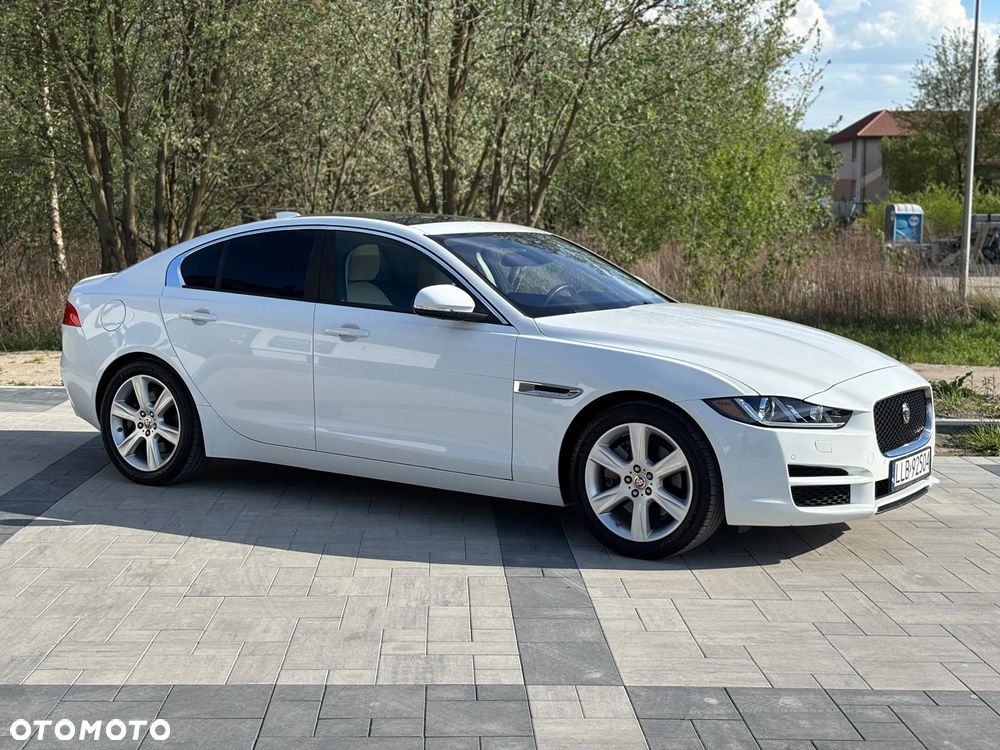 Jaguar XE 25t Prestige - 8