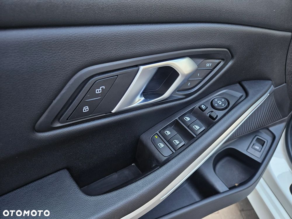 BMW Seria 3 330i - 20