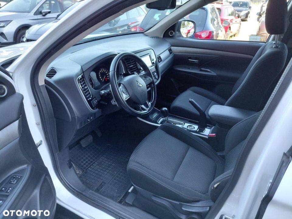 Mitsubishi Outlander - 12