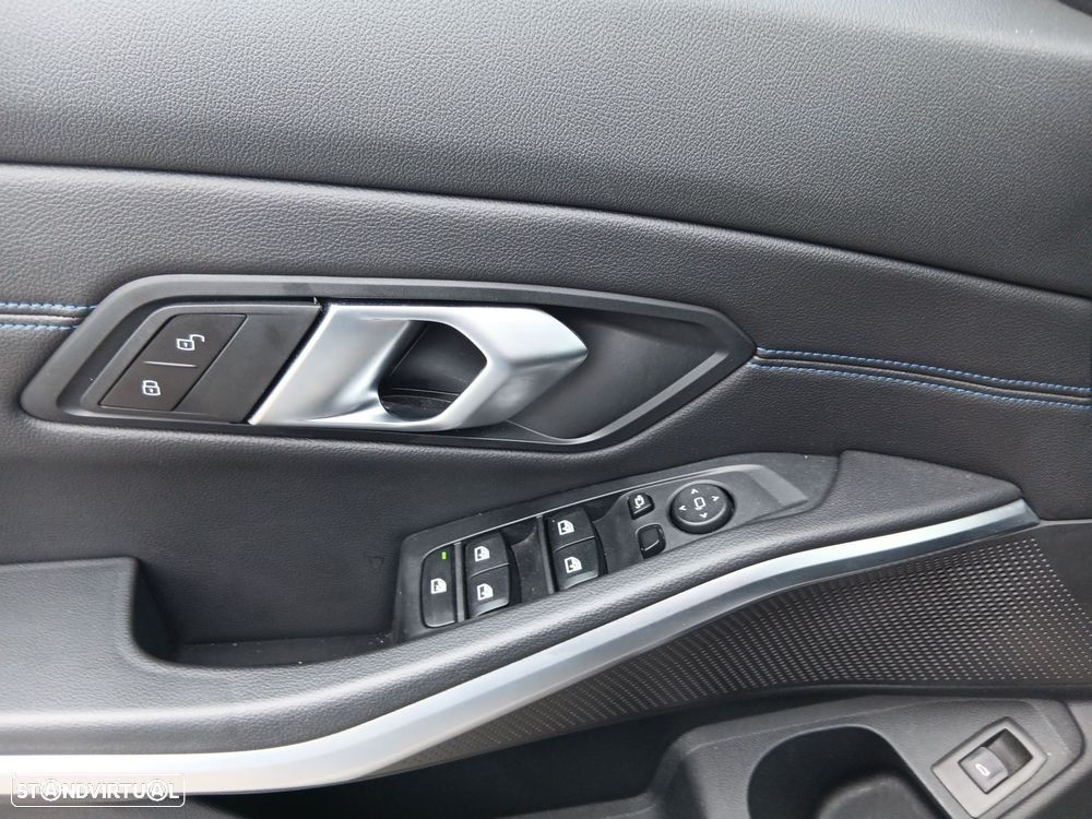BMW 320 d Touring Pack Desportivo M Auto - 16
