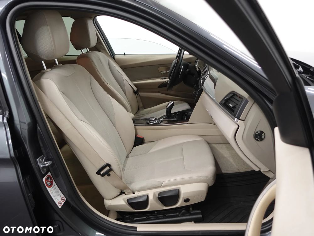 BMW Seria 3 320d xDrive Modern Line - 25