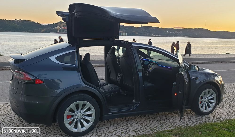 Tesla Model X - 18