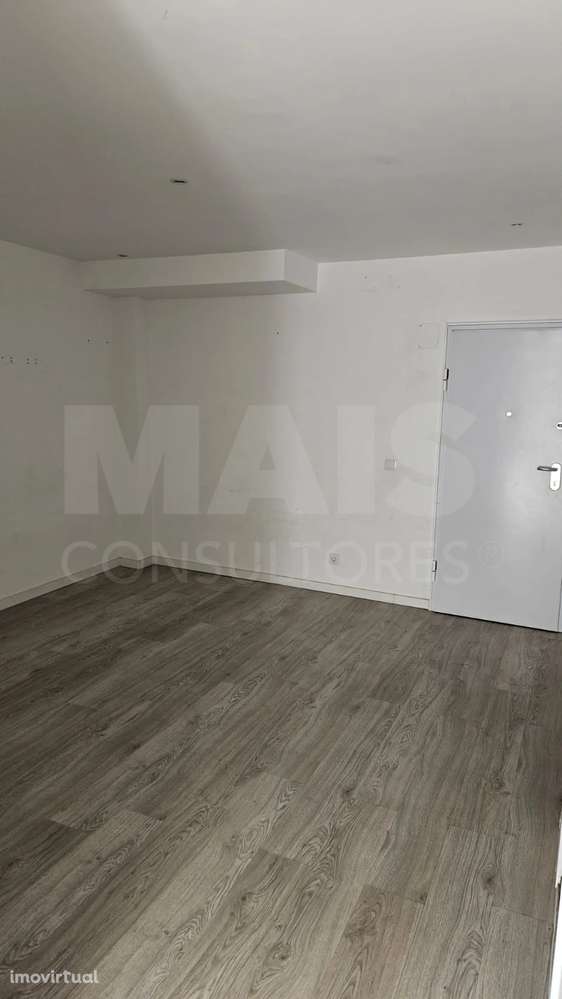 Prédio em Camarate - Grande imagem: 3/31