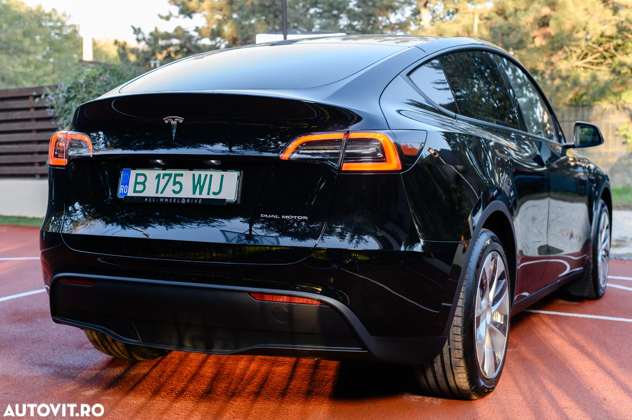 Tesla Model Y - 12