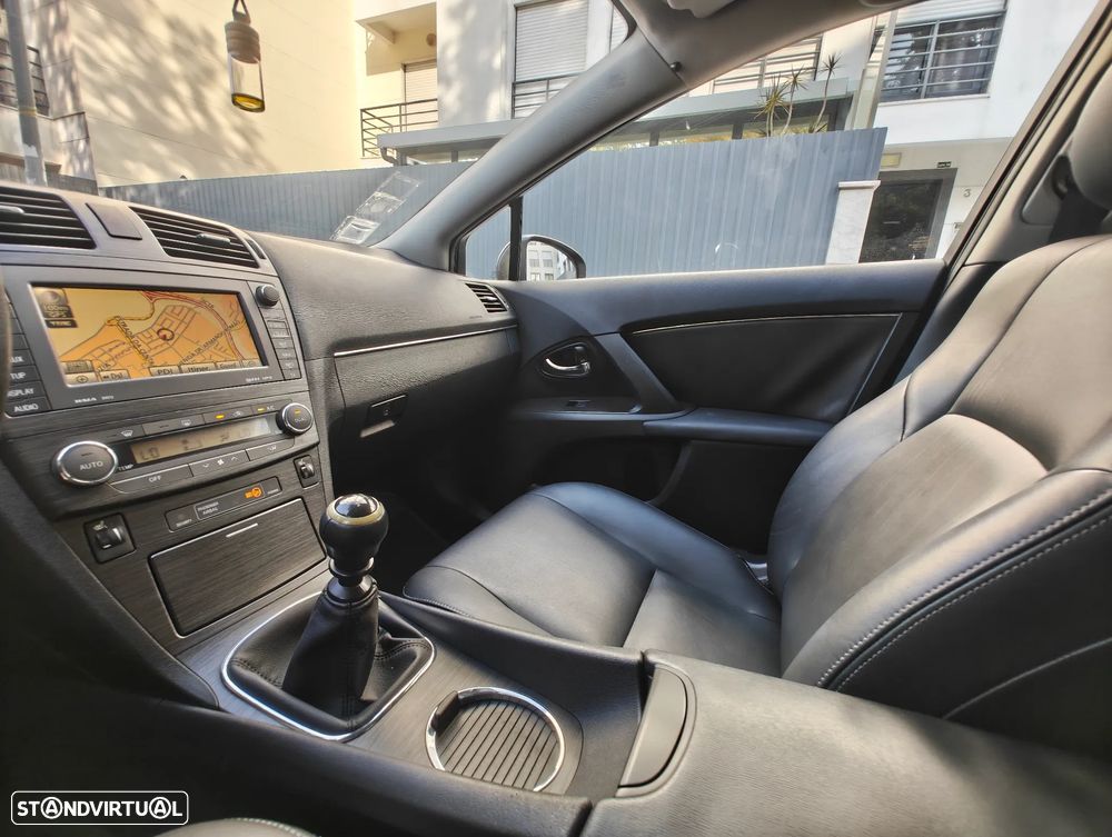 Toyota Avensis SD 2.2 D-4D Luxury +GPS+Pele - 23