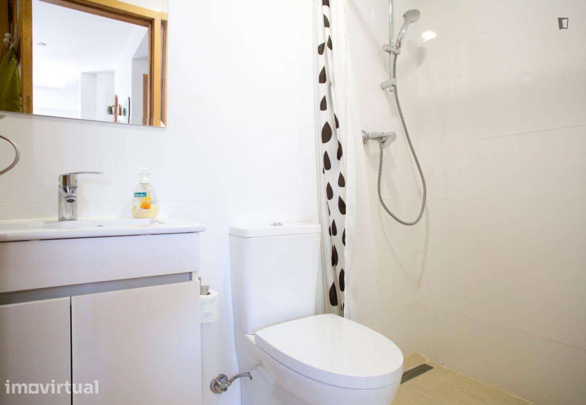 Quarto - localizado em Benfica Lisbon - Grande imagem: 2/18