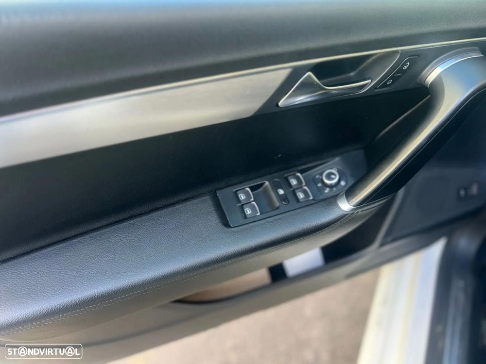 VW Passat Variant 2.0 Blue TDI DSG SCR Highline - 28