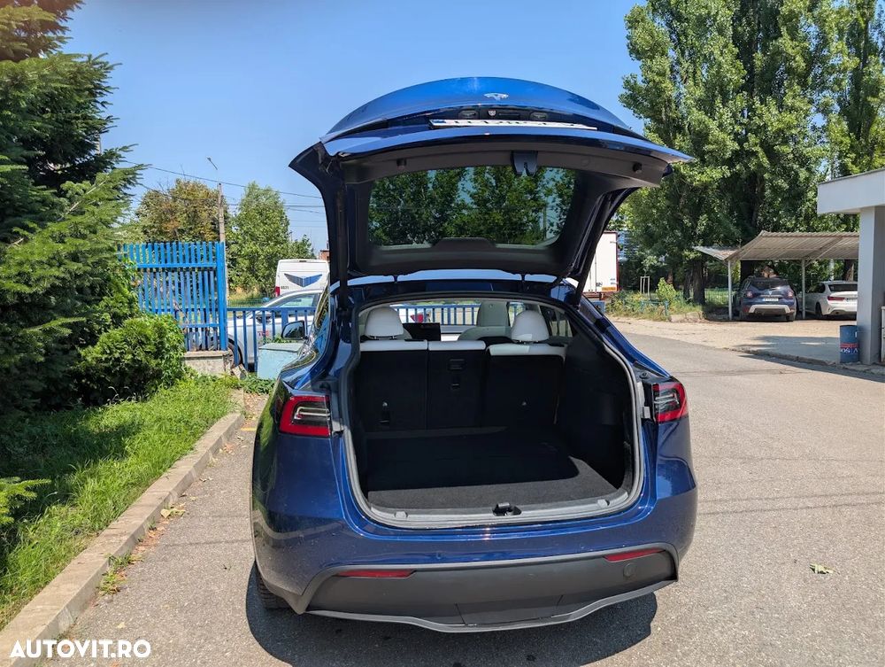 Tesla Model Y - 27