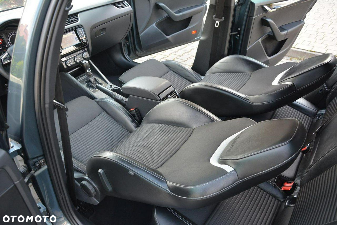 Skoda Octavia Combi 2.0 TDI DSG RS - 23