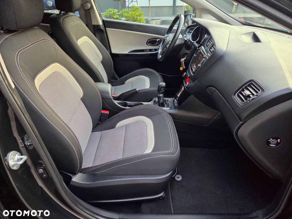 Kia Ceed 1.6 GDI Dream Team Edition - 32