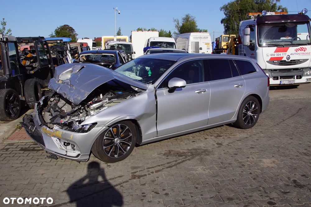 Auto na części - Volvo V60 II 2.0 D3 150 KM D4204T16 TG-81SC 711 2019R Silnik Skrzynia Drzwi Klapa Zderzak Lampa Lusterko Szyba Szyberdach Panorama Deska Kokpit Sterownik Moduł Czujnik Licznik Wyświetlacz Kierownica - 9