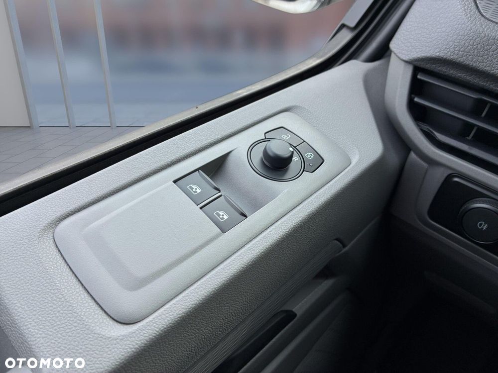 Volkswagen Transporter Skrzyniowy z podwójną kabiną 2,0 TDI 150 KM manualna r. o. 3500 mm - 23