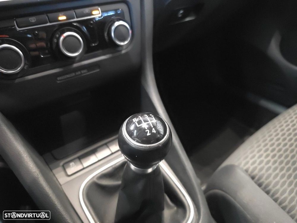 VW Golf 1.6 TDi Trendline BlueMotion - 23