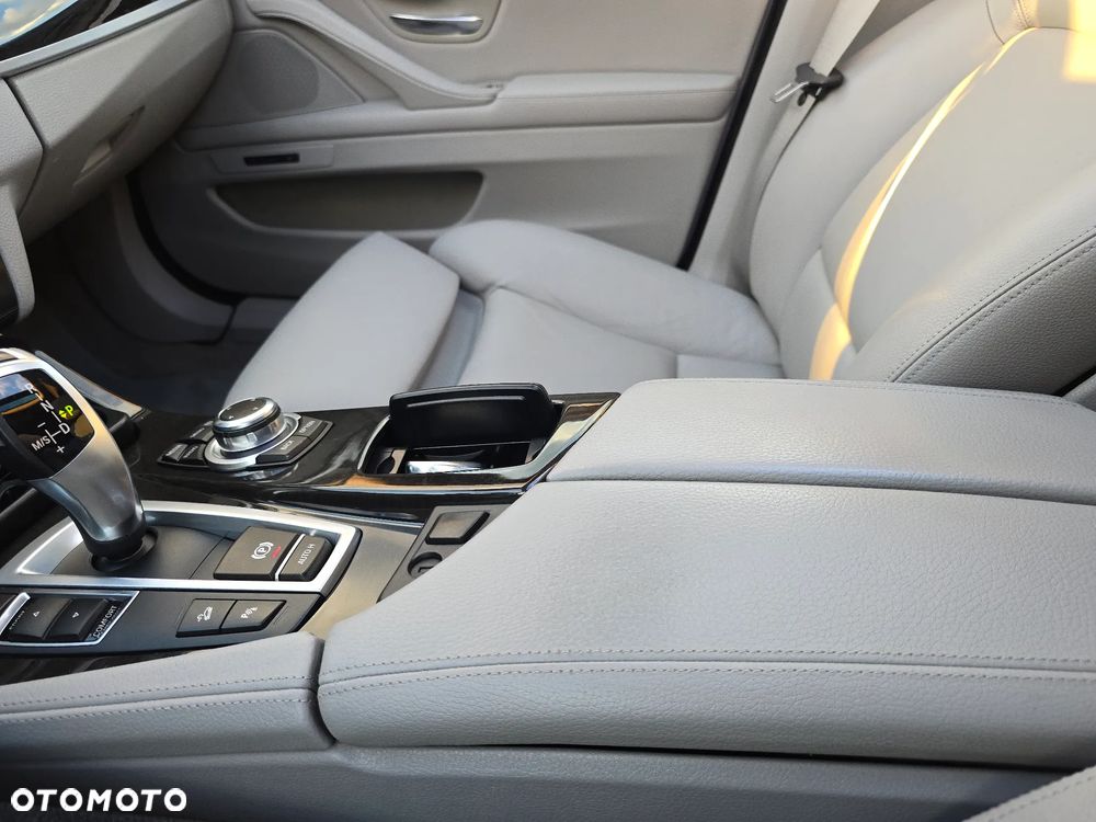 BMW Seria 5 525d xDrive Sport-Aut - 30