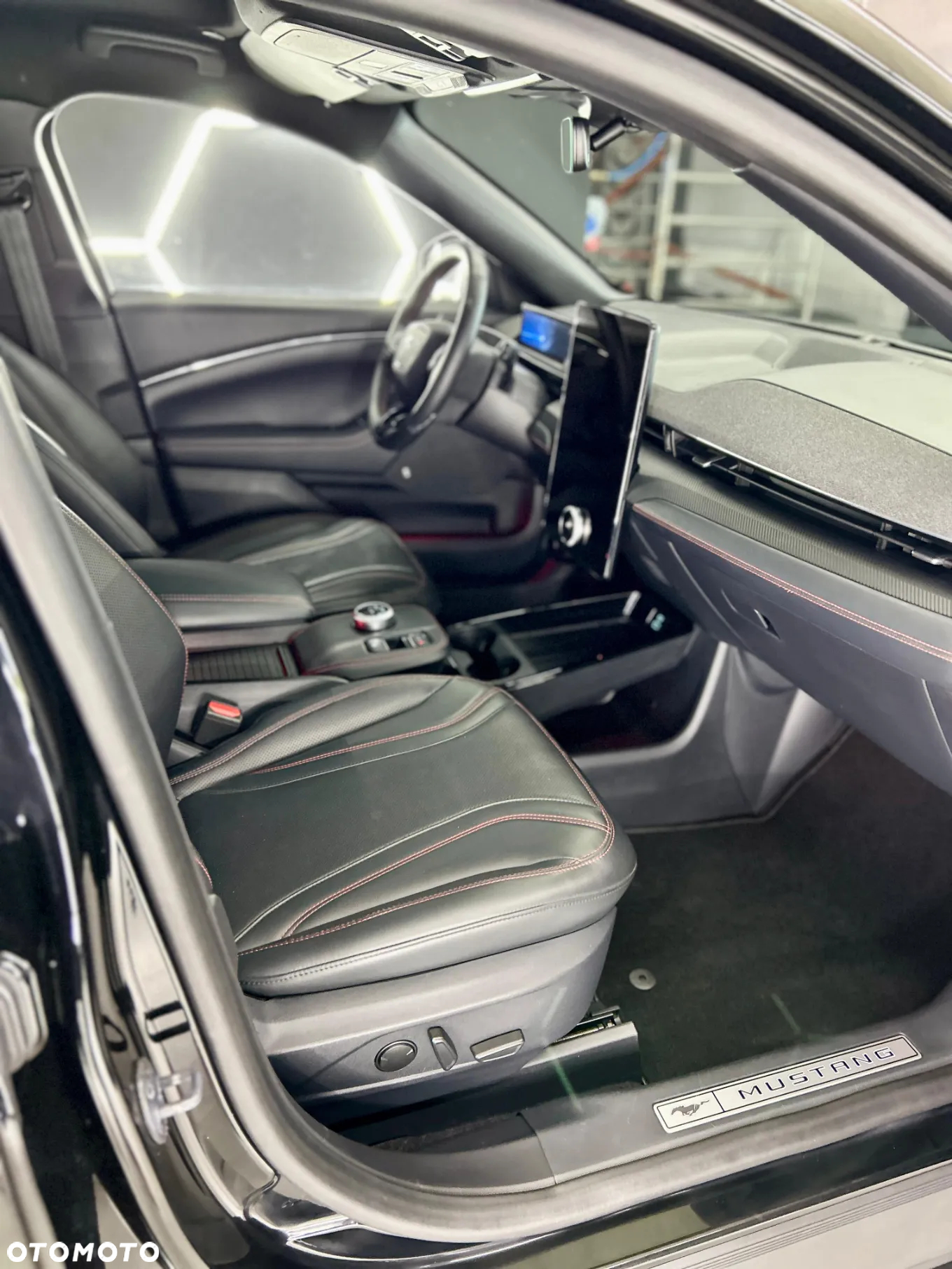 Ford Mustang Mach-E 91 kWh AWD Premium - 11