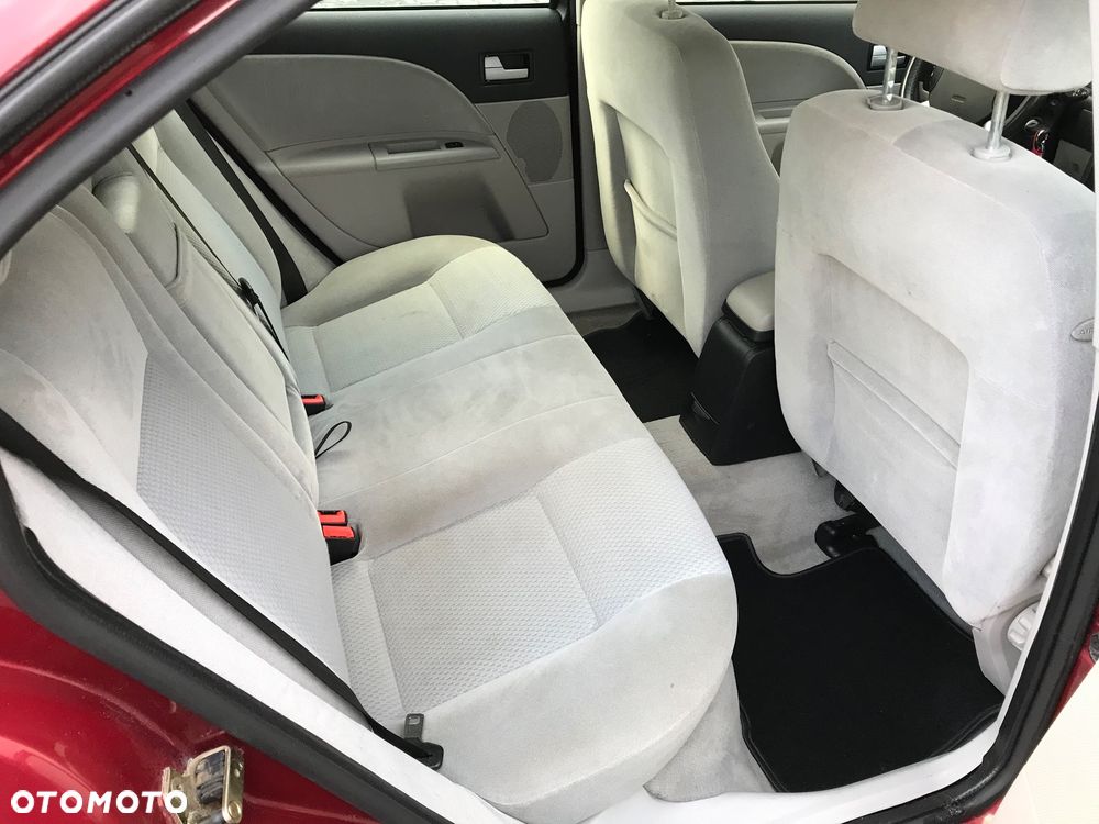 Ford Mondeo 1.8 Ghia - 26