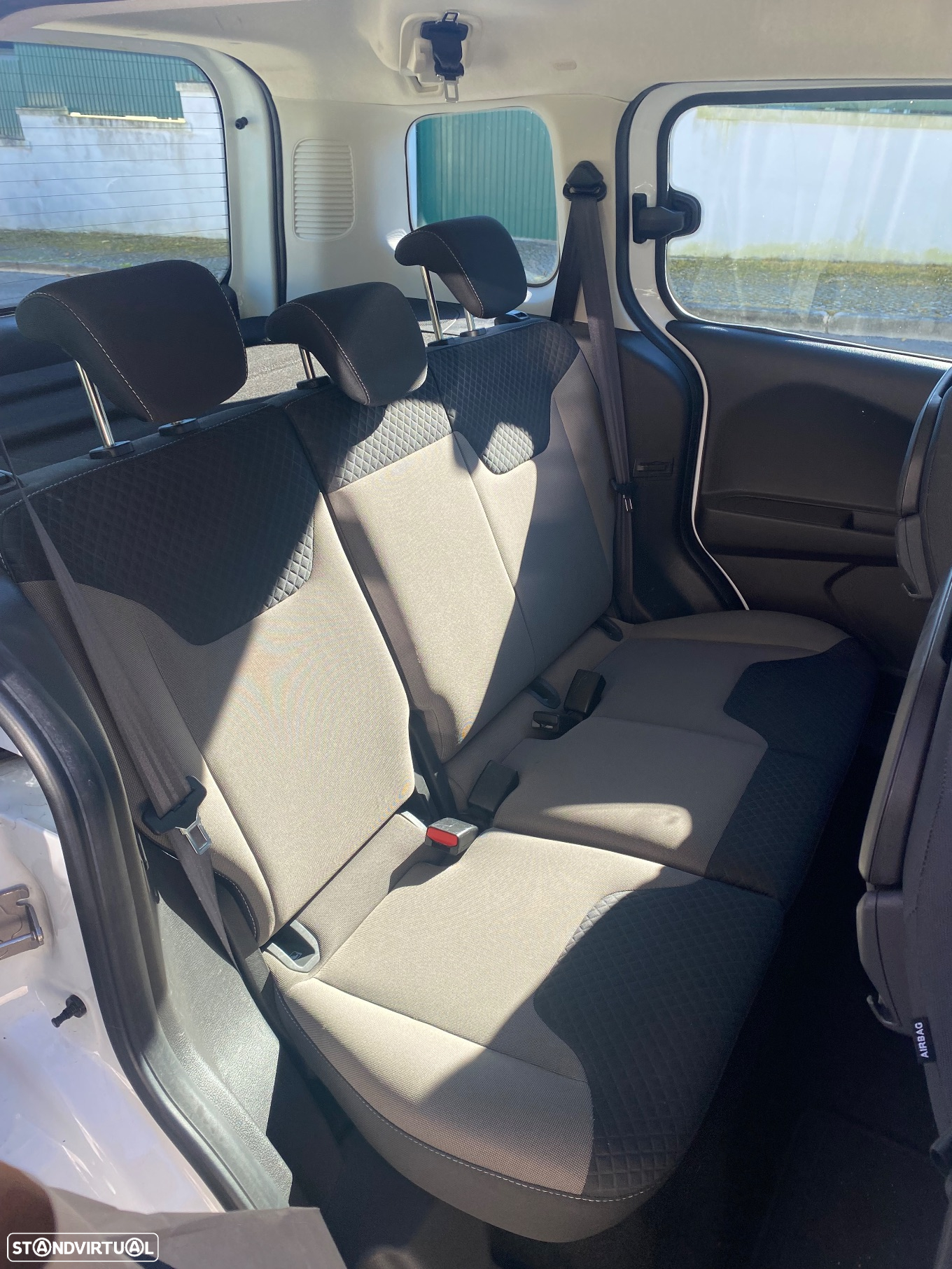 Ford Tourneo Courier 1.5 TDCi Ambiente - 22