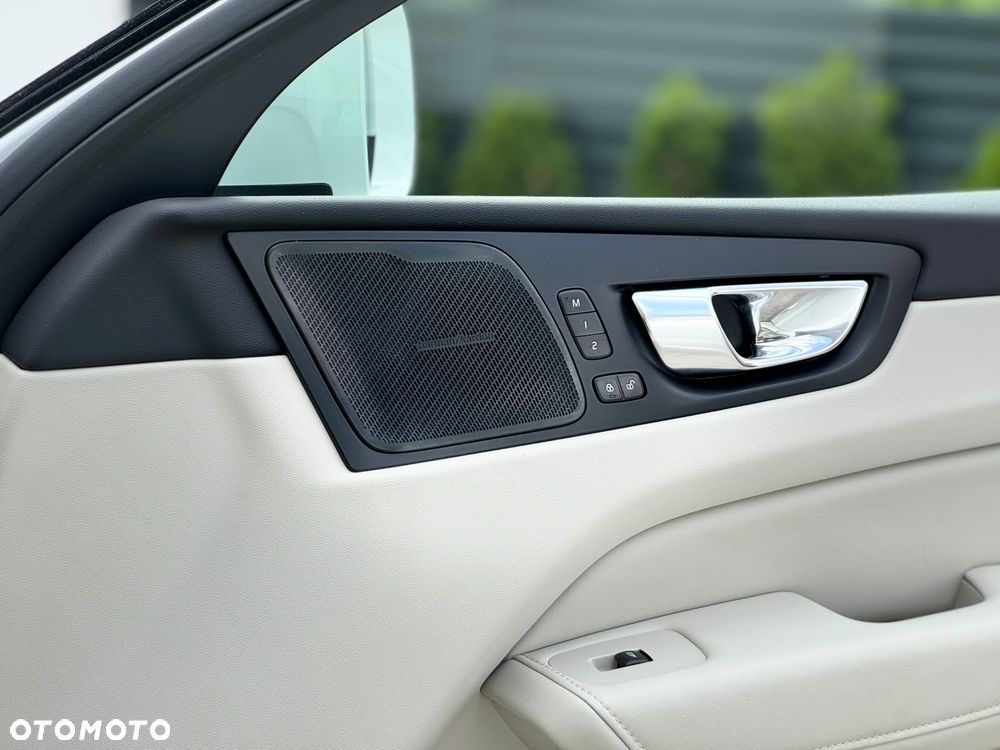 Volvo XC 60 B5 B AWD Ultimate Bright - 28